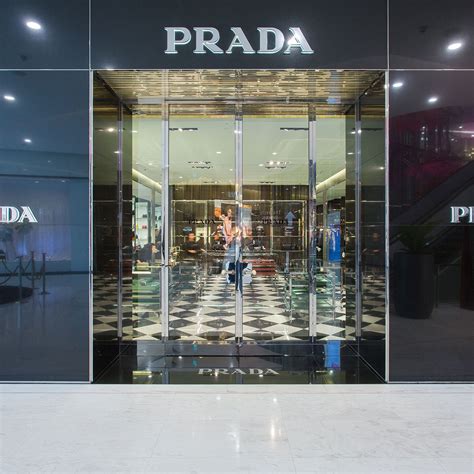 “Prada” แบรนด์ดังยกขบวนสินค้าแฟชั่นระดับ High